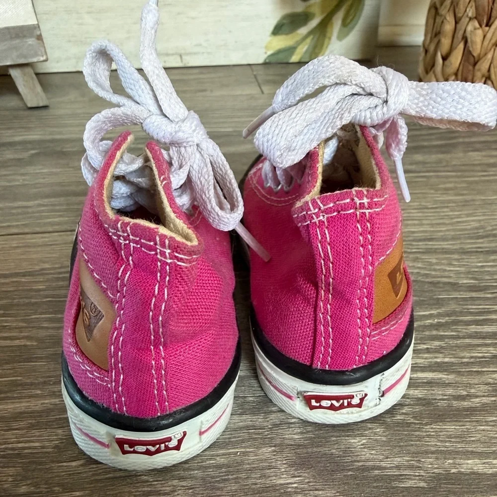 Levis bright pink